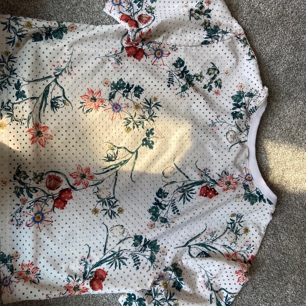White flower athletic top - Picture 2 of 3